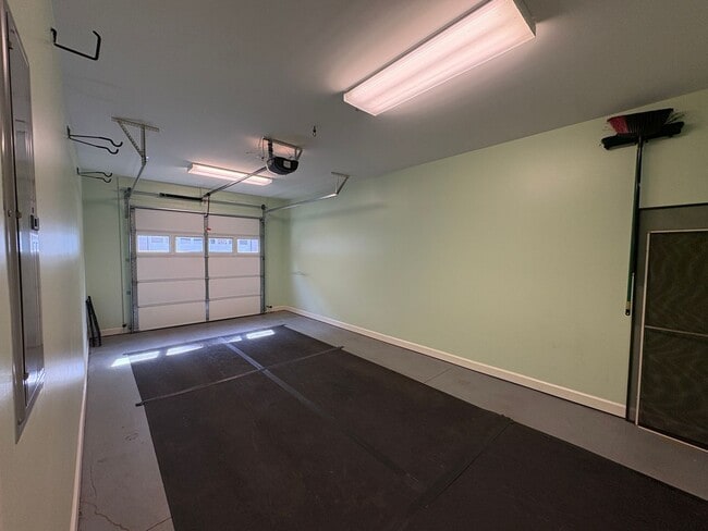 Building Photo - Townhome Available in North Main Community Downtown Greenville!