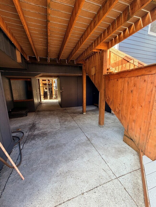 Building Photo - Spacious Home with Office, Studio, Workshop - Endless Possibilities!