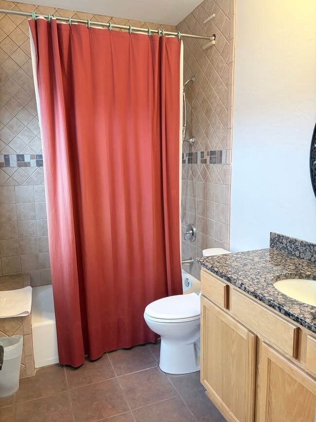 Building Photo - Fully furnished townhome