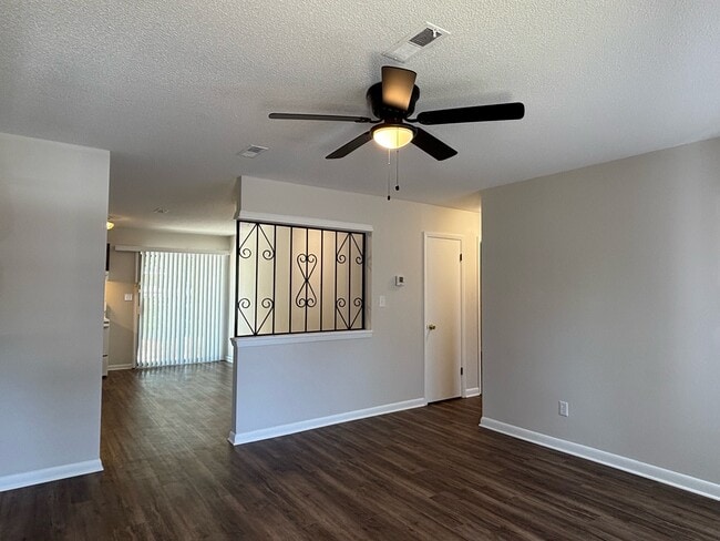 Building Photo - 1313 Ireland Dr