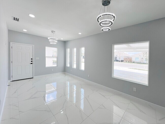 Building Photo - 829 N Woodson Ave