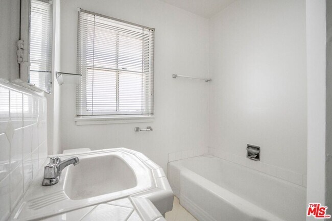 Building Photo - 8551 Holloway Dr
