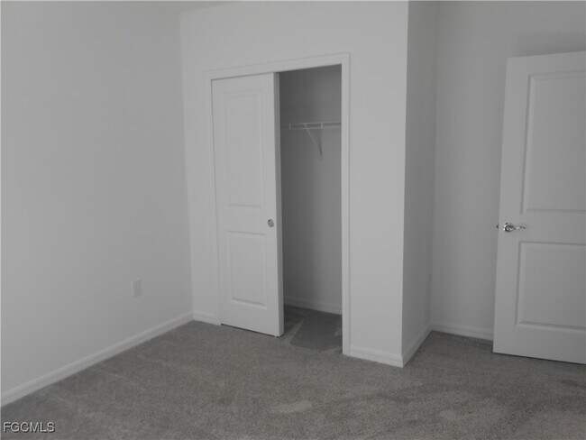 Building Photo - 623 Lakeside Oasis Ave