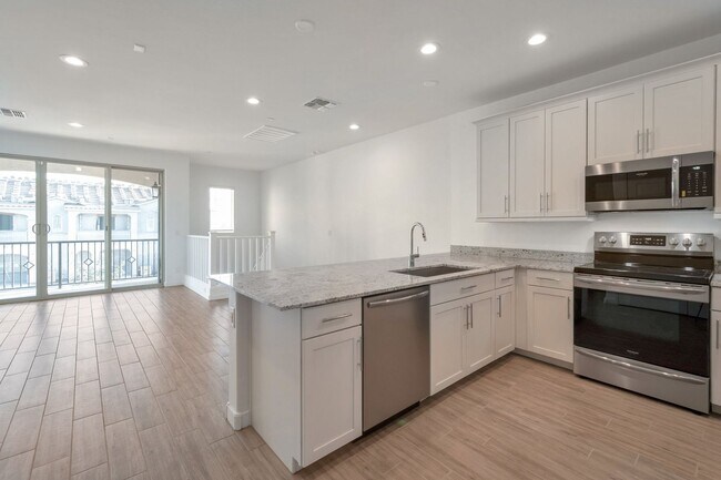Building Photo - Like New luxurious Model Home with 2 Maste...