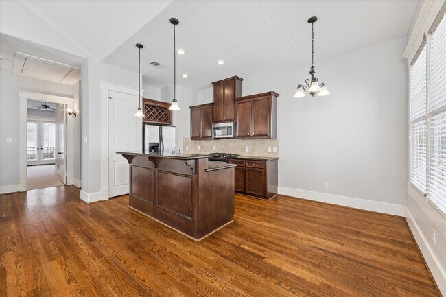 Building Photo - 1044 W 25th St