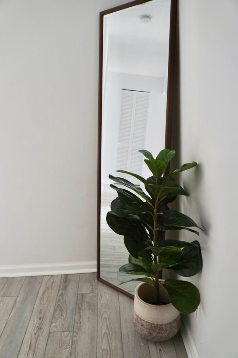 Building Photo - 912 E Spring St