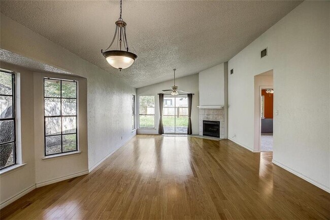 Building Photo - 605 Russet Valley Dr