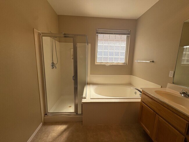 Building Photo - Vibrant 3 bed/2 bath home in West Sac
