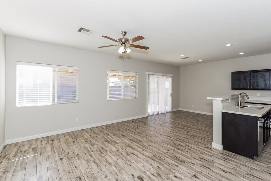 Building Photo - 5402 Royal Yacht Way