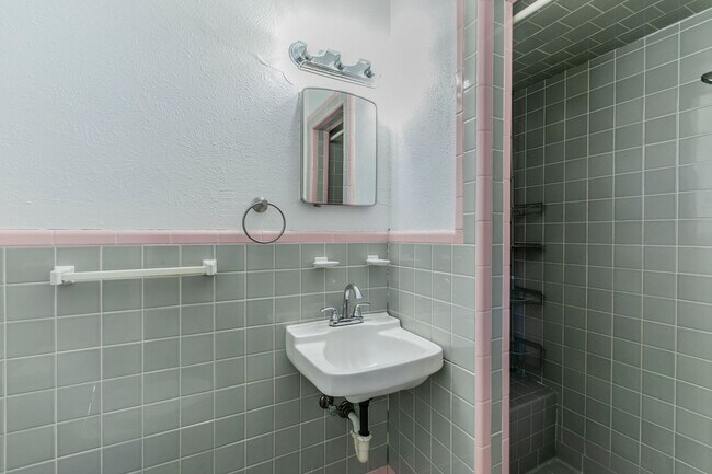 Building Photo - Stylish & Spacious 3-Bed Home