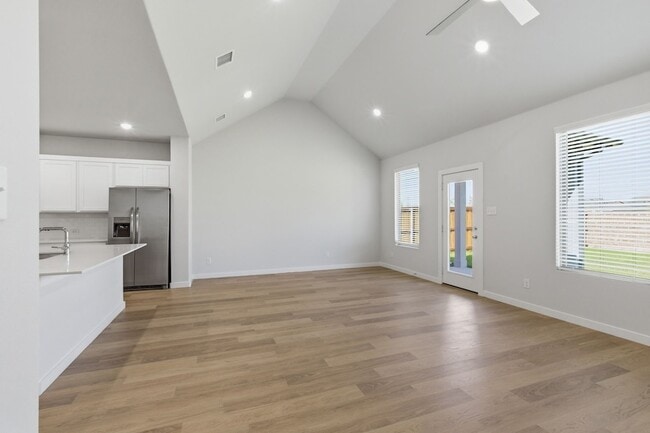 Building Photo - 637 Sierra Rdg