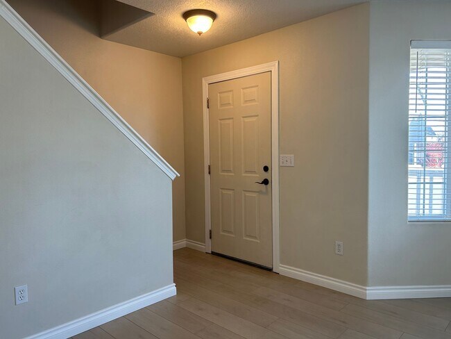 Building Photo - 4 bed, 2.5 ba - Golf Course living in Horn Rapids