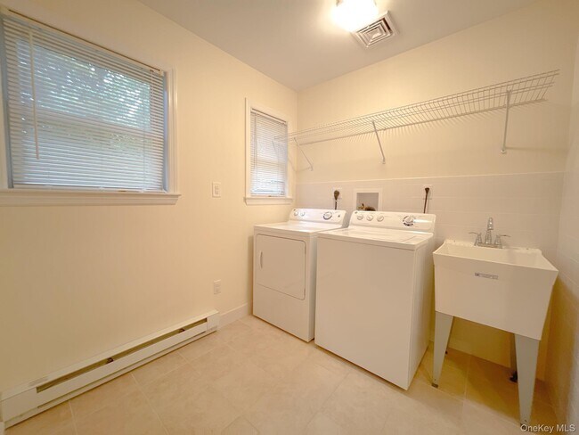 Building Photo - 10 Fairview Dr