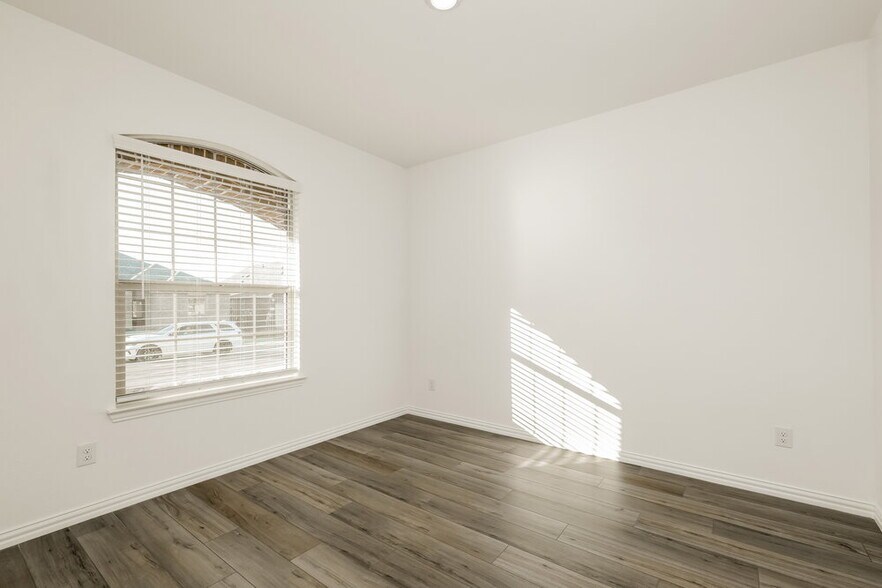 Building Photo - 1114 Daffodil St