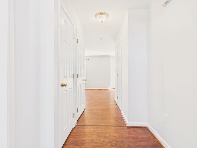 Building Photo - Gorgeous 3 Bedroom Single Family