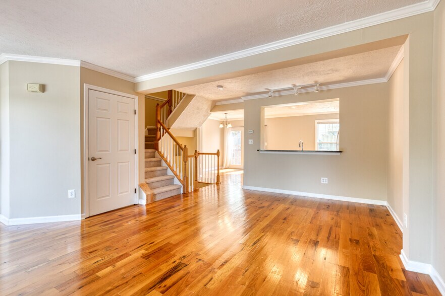 Building Photo - 490 Crestridge Way