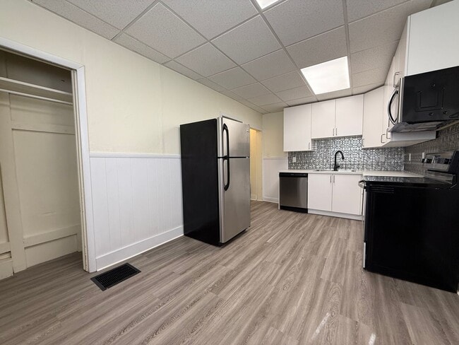 Building Photo - Updated 3BR house with fenced yard!