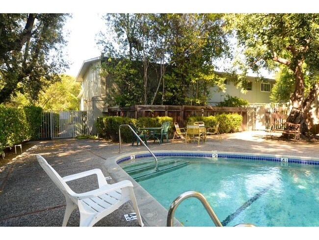 Building Photo - 2047 Montecito Ave