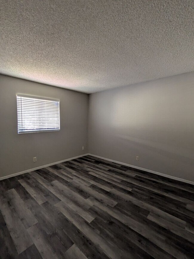 Building Photo - REMODELED 2 BEDROOM FOURPLEX UNIT