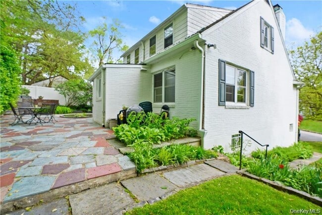 Building Photo - 6 Wildway