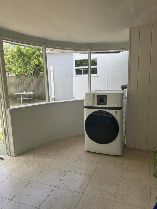 Building Photo - 1508 NW 1st Ave