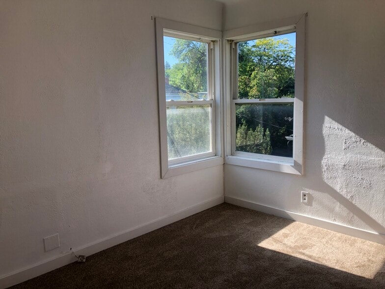 Building Photo - 1150 NE Lake St