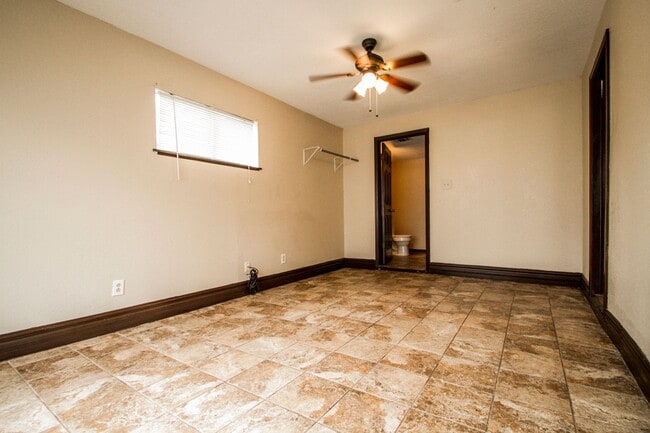 Building Photo - Your Family Home Near Dowtown