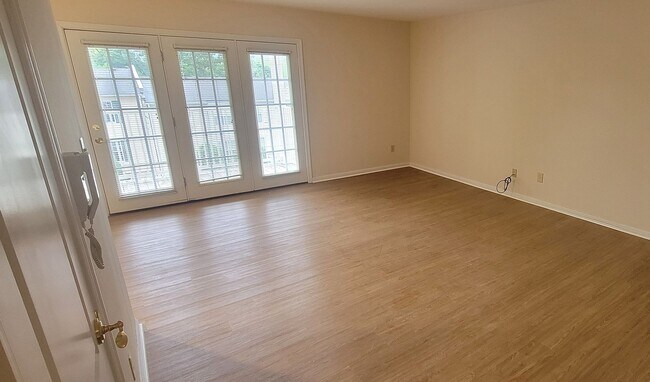 Building Photo - Conveniently Located Three Bedroom Condo