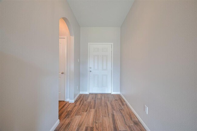 Building Photo - 5123 Oak Briar Ln