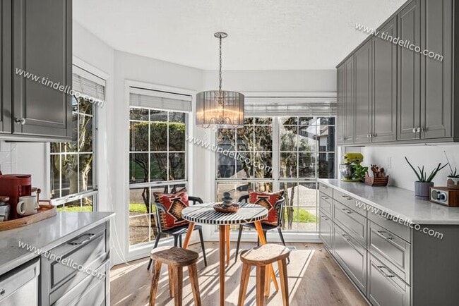 Building Photo - Elegant One-Level Lake Oswego Home with Vaulted Great Room & Garden Patio