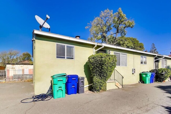 Building Photo - Spacious 2 Bed 1 Bath in San Leandro!