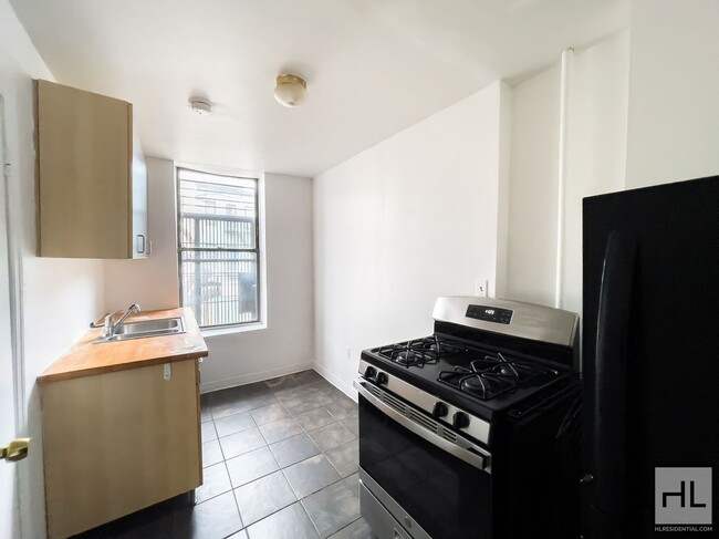 Building Photo - Spacious Bushwick 2-Bed 1-Bath / Maria Her...