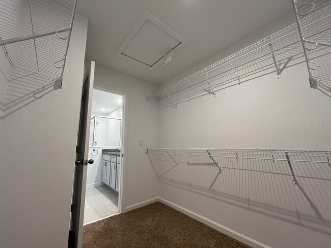 Building Photo - 9815 Walkway Dr