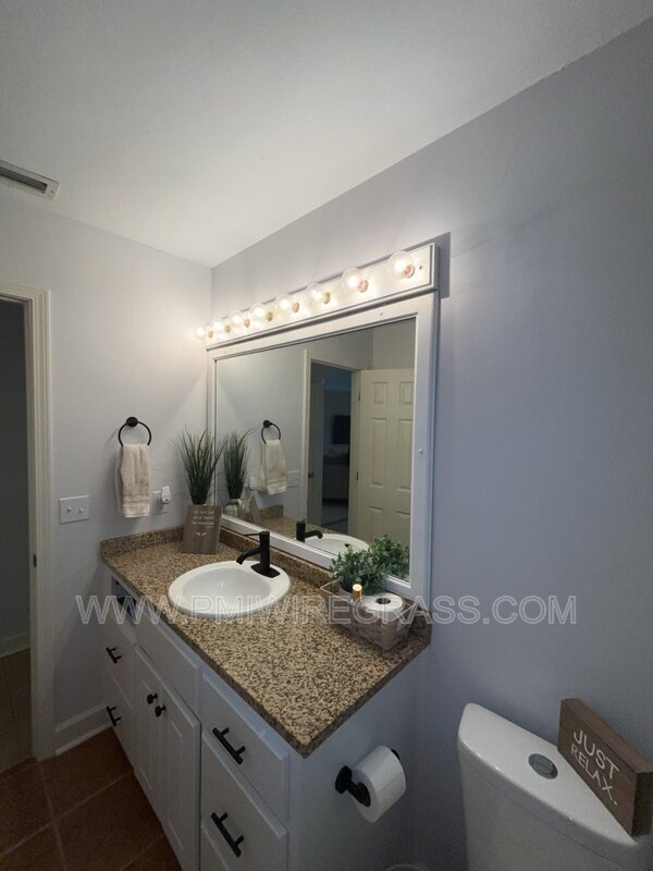 Building Photo - 202 Pondella Dr