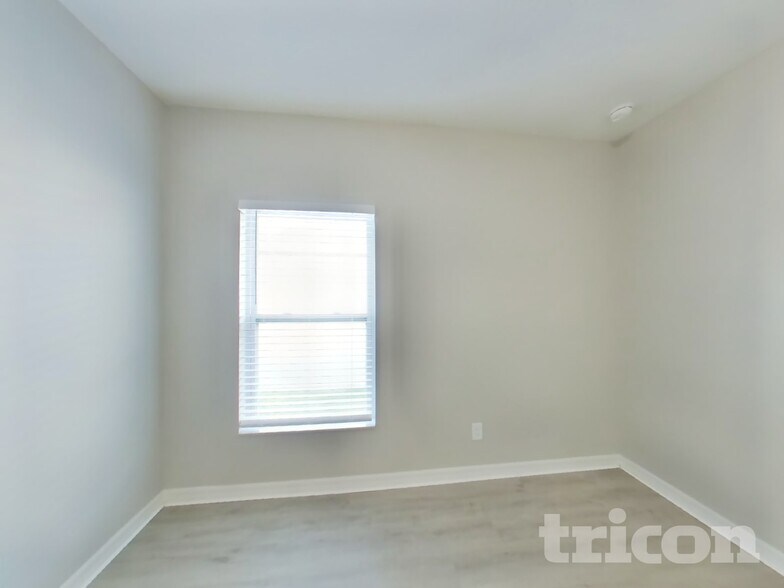 Building Photo - 2800 Glendive Dr