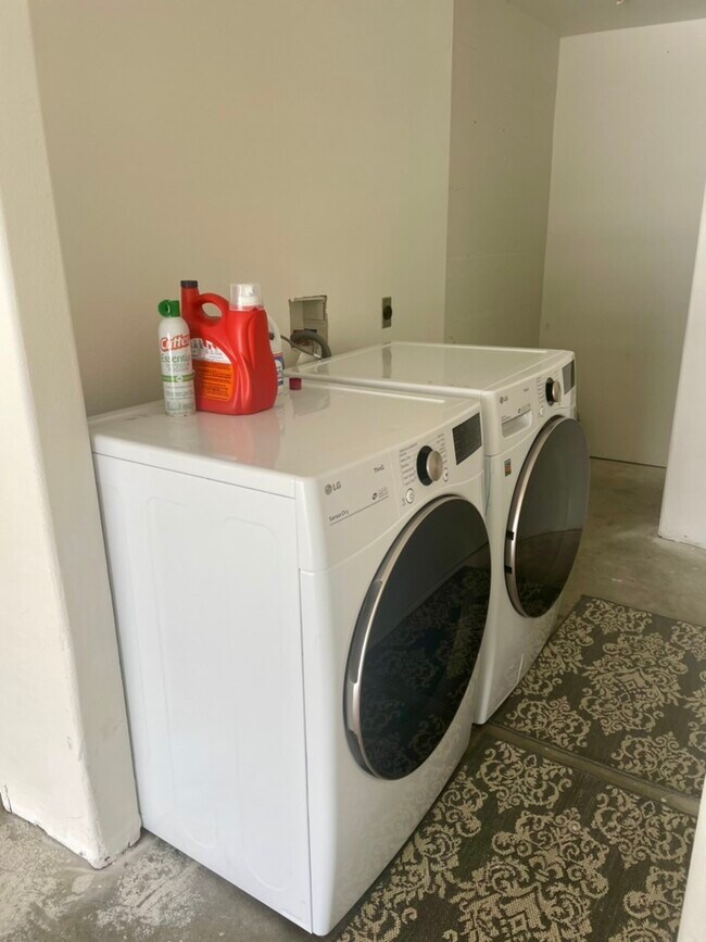 Building Photo - 162 Avenida Florencia