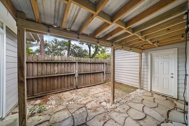 Building Photo - 8 Hideaway Dr