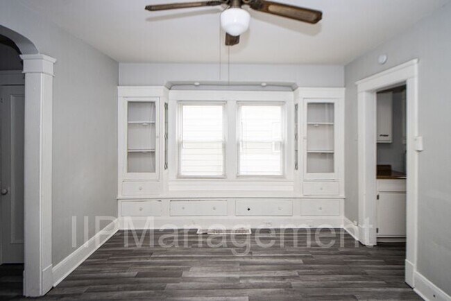 Building Photo - Newly Renovated 2 Bedroom Down Unit in Cle...