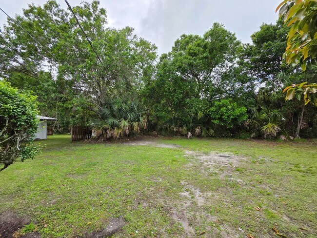 Building Photo - 3/2 with Florida room and Carport