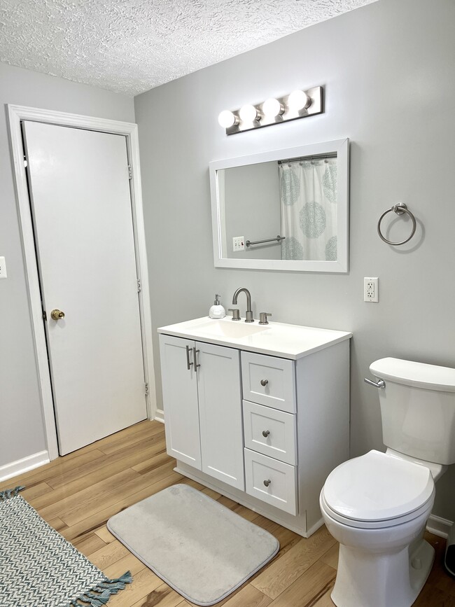 spacious upstairs bathroom - 2148 Aurelius Road