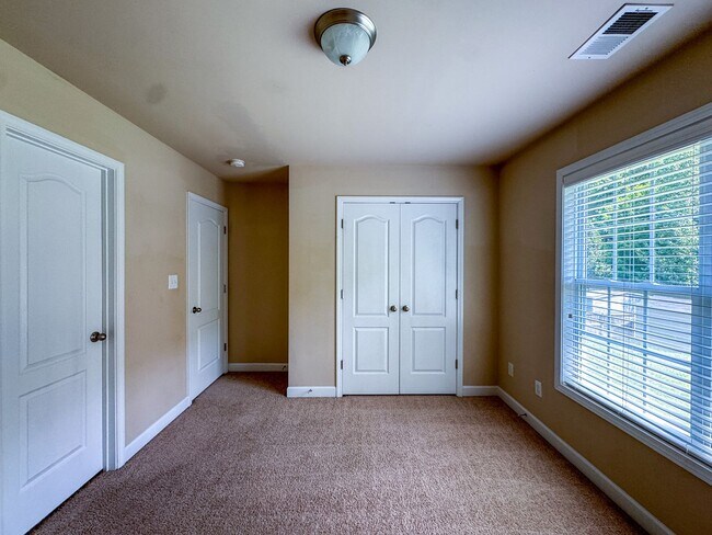 Building Photo - Beautifully Maintained 3 Bed 2.5 Bath West Gate Home