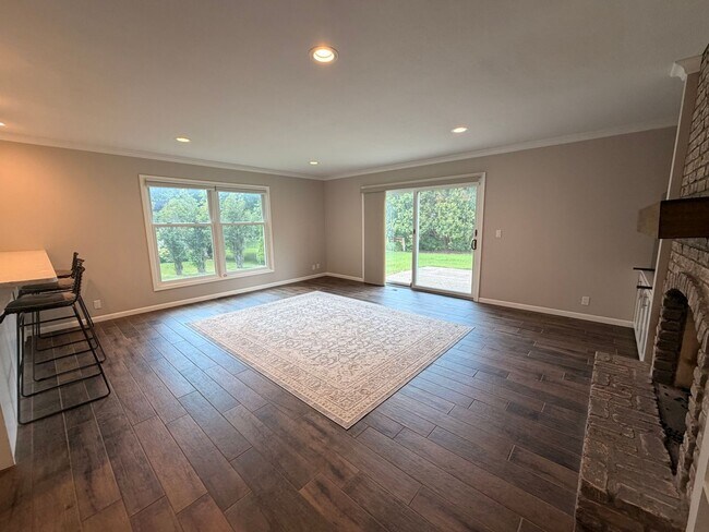 Building Photo - 357 Shore Haven Dr SE