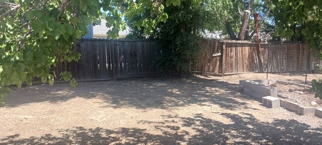 Building Photo - Updated 3 bedroom with A/C and Yard