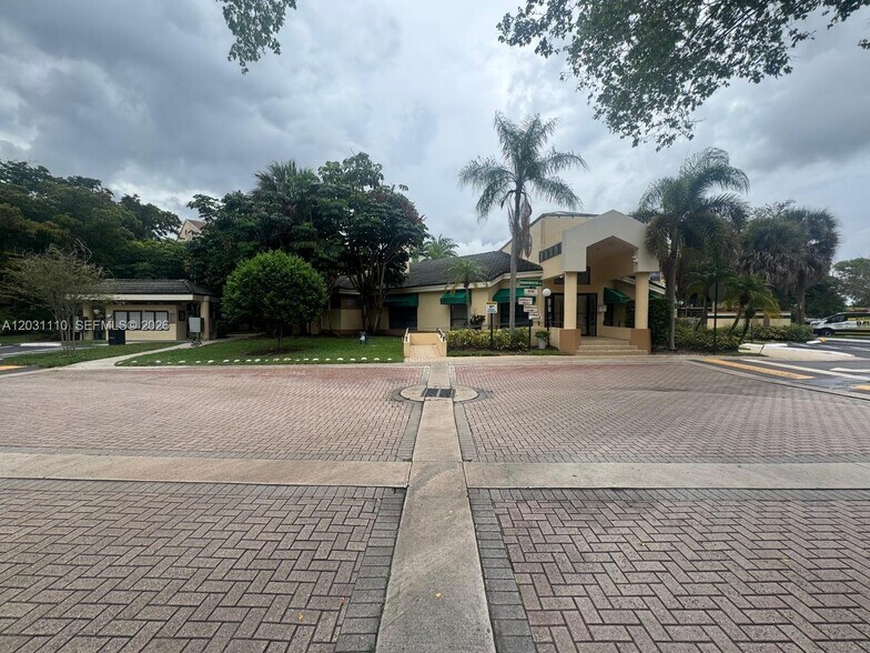 Building Photo - 9999 Summerbreeze Dr