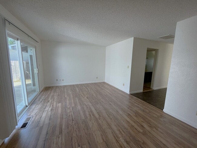 Building Photo - Charming Greenhaven Home