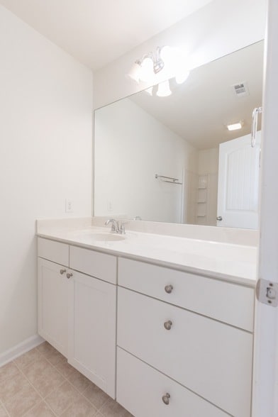 Building Photo - 1249 Riverbrook Dr