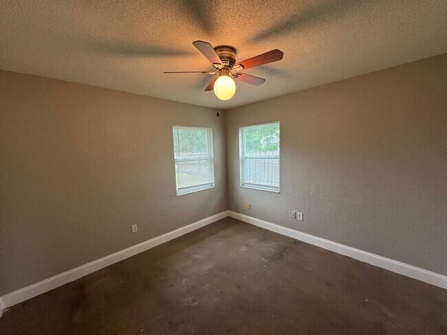 Building Photo - Lovely 3 Bedroom, 2 Bathroom Home in the Heart of Deltona!!
