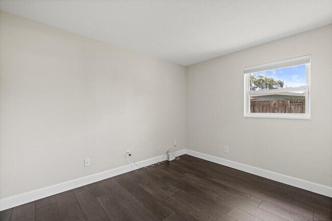 Building Photo - 940 Butia St