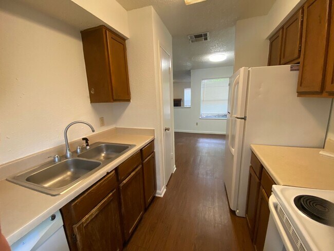 Building Photo - Cozy 2 bd/2.5 bath NW Austin Home