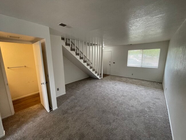 Building Photo - Charming Townhouse (2 Bed / 1.5 Bath)